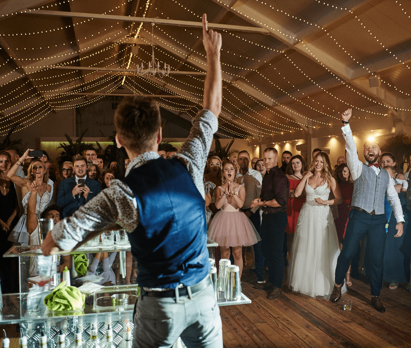 barman na wesele wicemistrz polski flair filip ciszkowski wykonuje pokaz barmanski na weselu