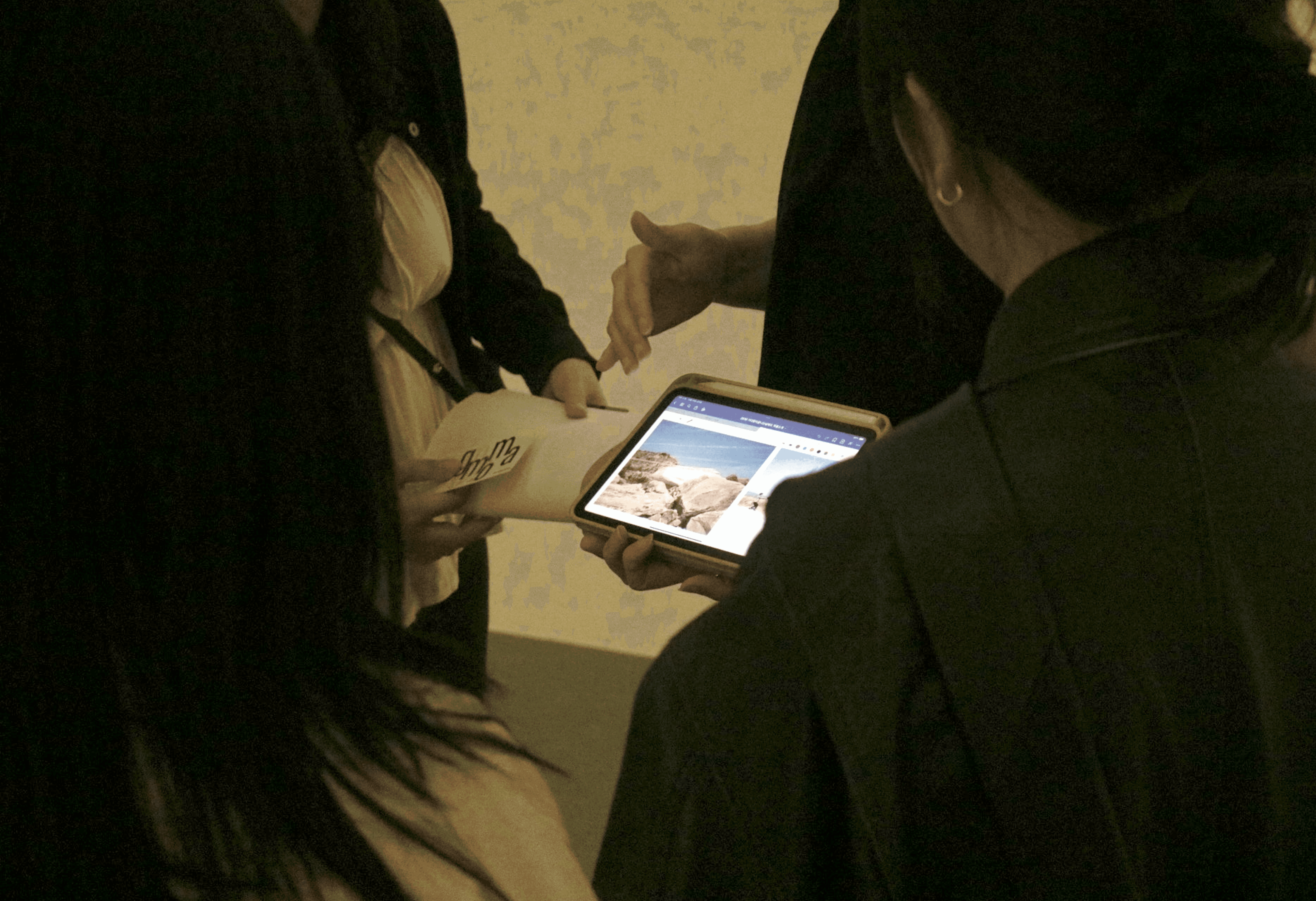 '기다림이 끝나는 날에도' 전시 해설 도슨트를 듣고 있는 스베 팀원들의 모습