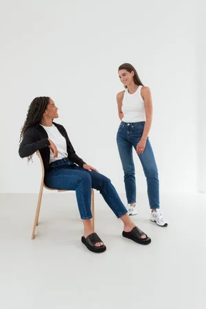 Dans le lookbook de la marque Danoise Another Aspect, le mannequin porte un costume gris et une chemise blanche