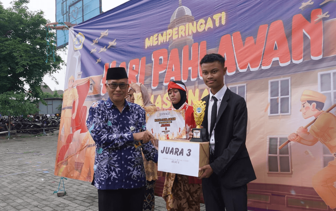 Kepala SMA Dr. Soetomo memberikan pengarahan dalam kegiatan rapat kerja dan workshop