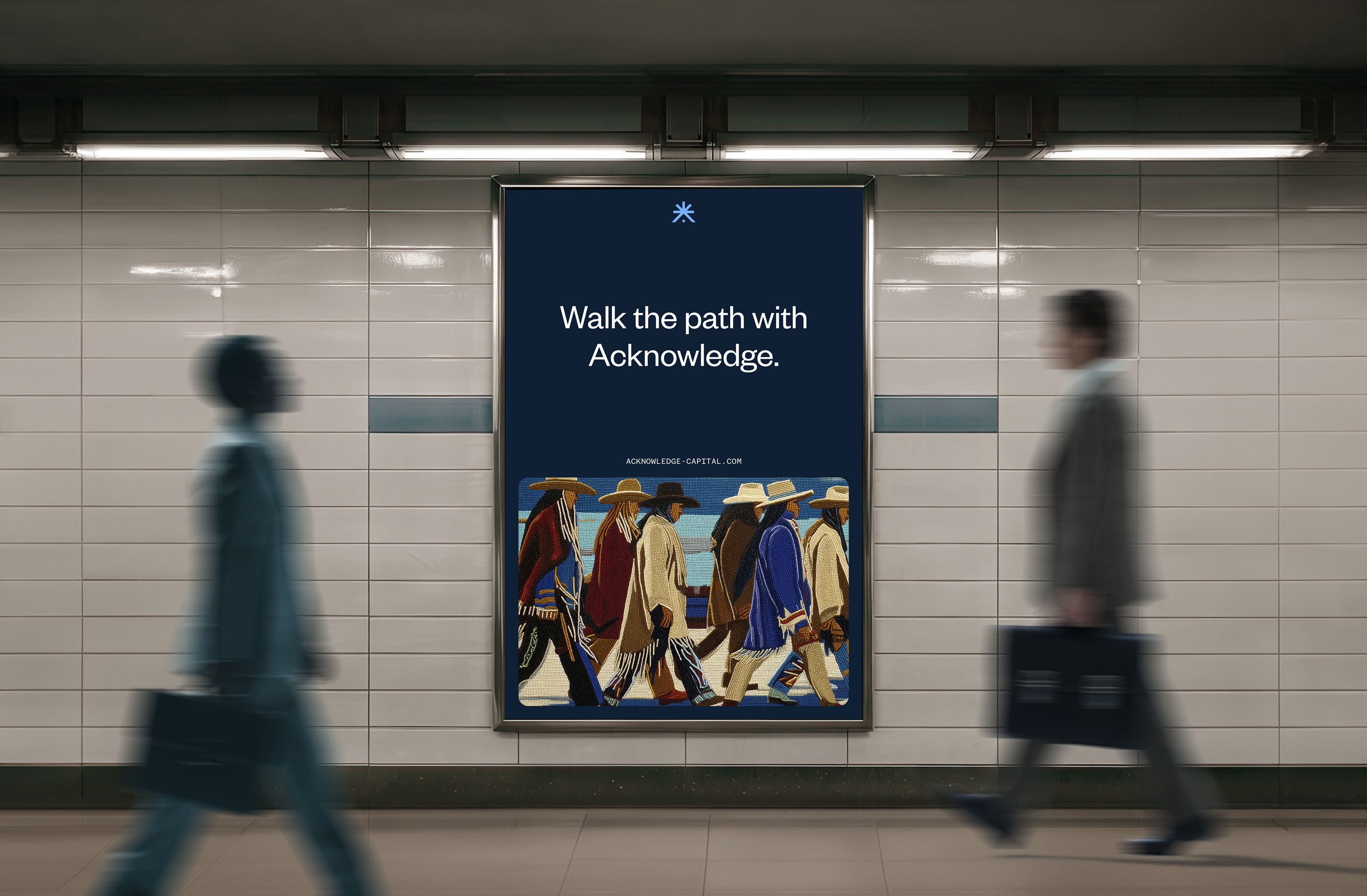 Stylish black tote bag with "Immobilienverkauf neu definiert" text resting on a green bench in a modern urban setting.