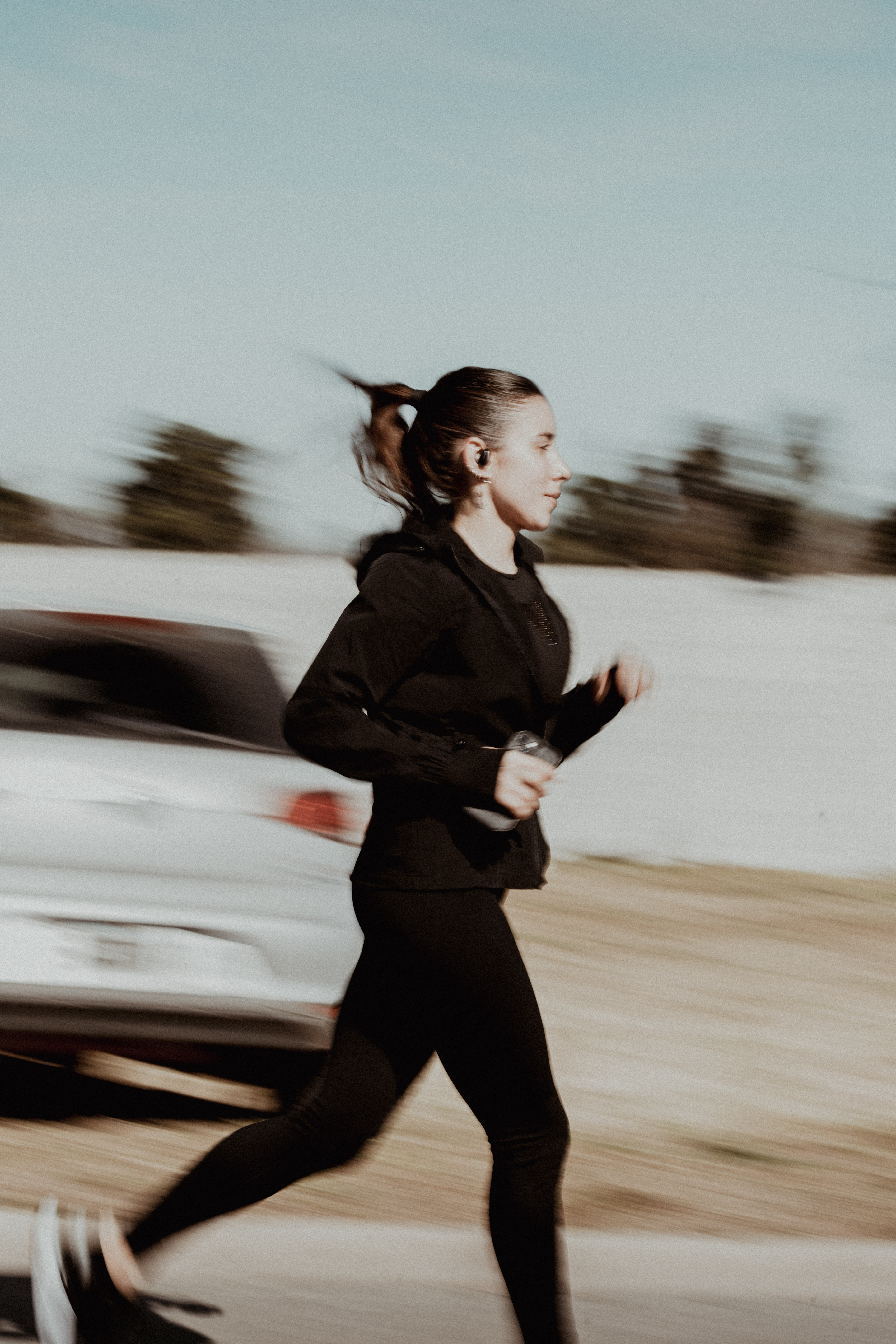 Persona corriendo al aire libre, capturada en movimiento, representando el cuidado de la salud mental y el bienestar en Kiwell.