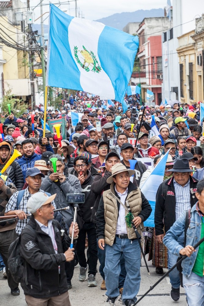 men's black pullover hoodie