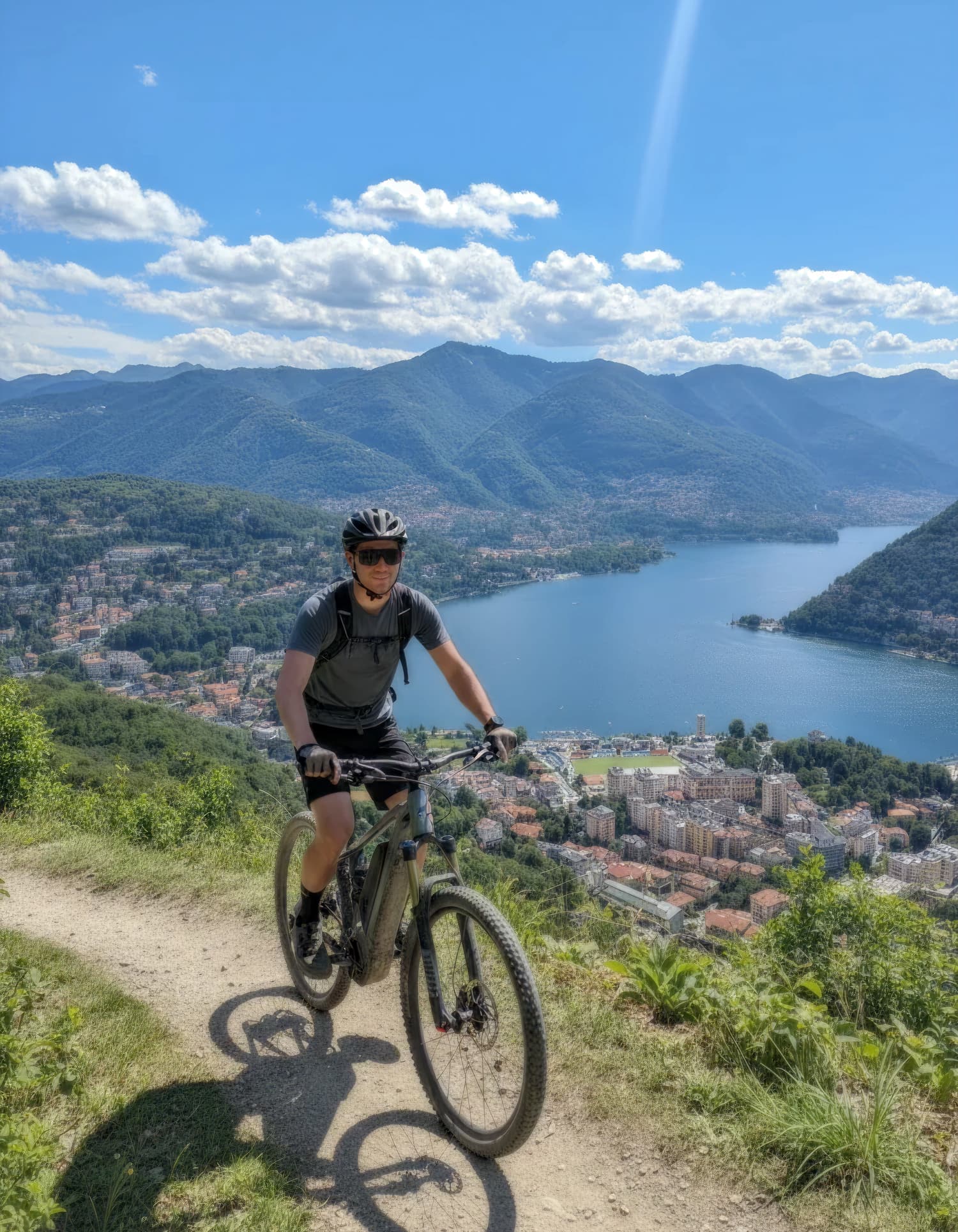 un ragazzo noleggia una e-bike sulle montagne del lago di como