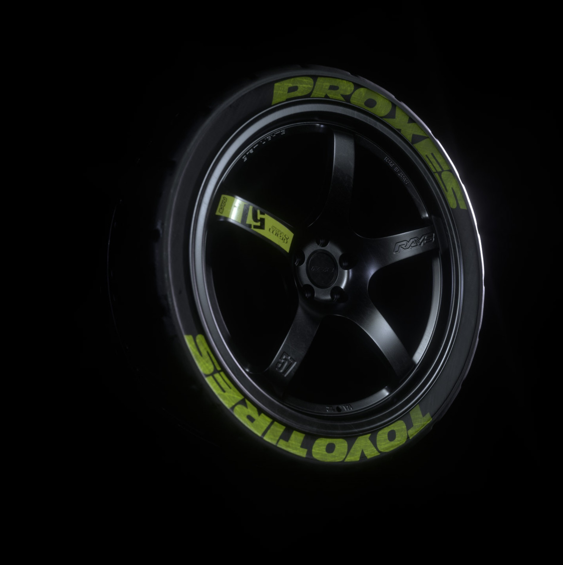 Frontale Produktvisualisierung der Felge mit Fokus auf Speichengeometrie und Lichtbrechung auf poliertem Metall