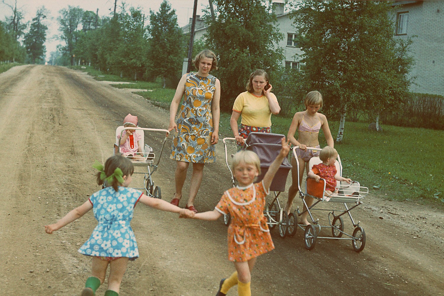 Naised ja lapsed külateel kõndimas