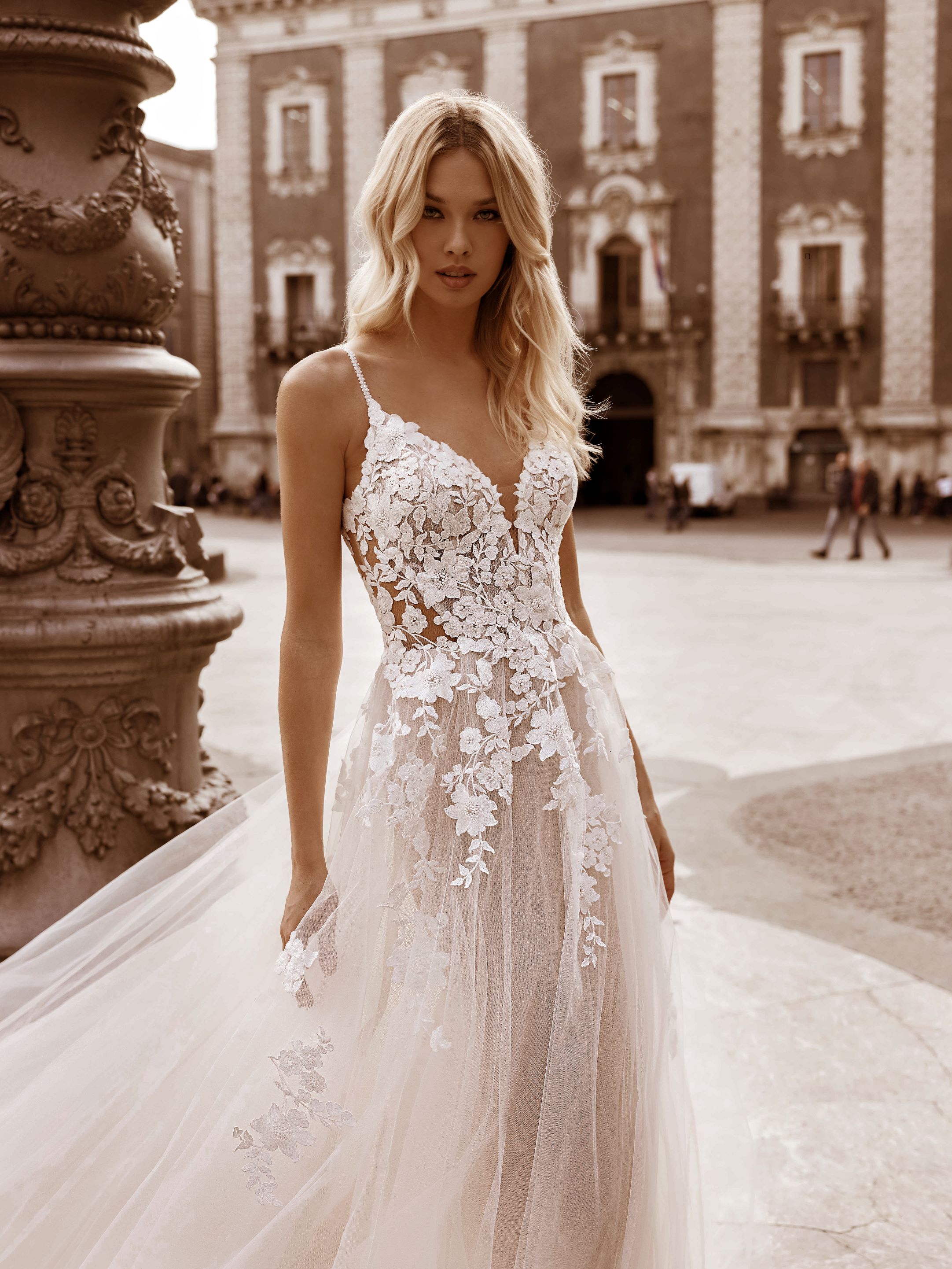 Glitzer Brautkleid mit ausgestelltem Rock