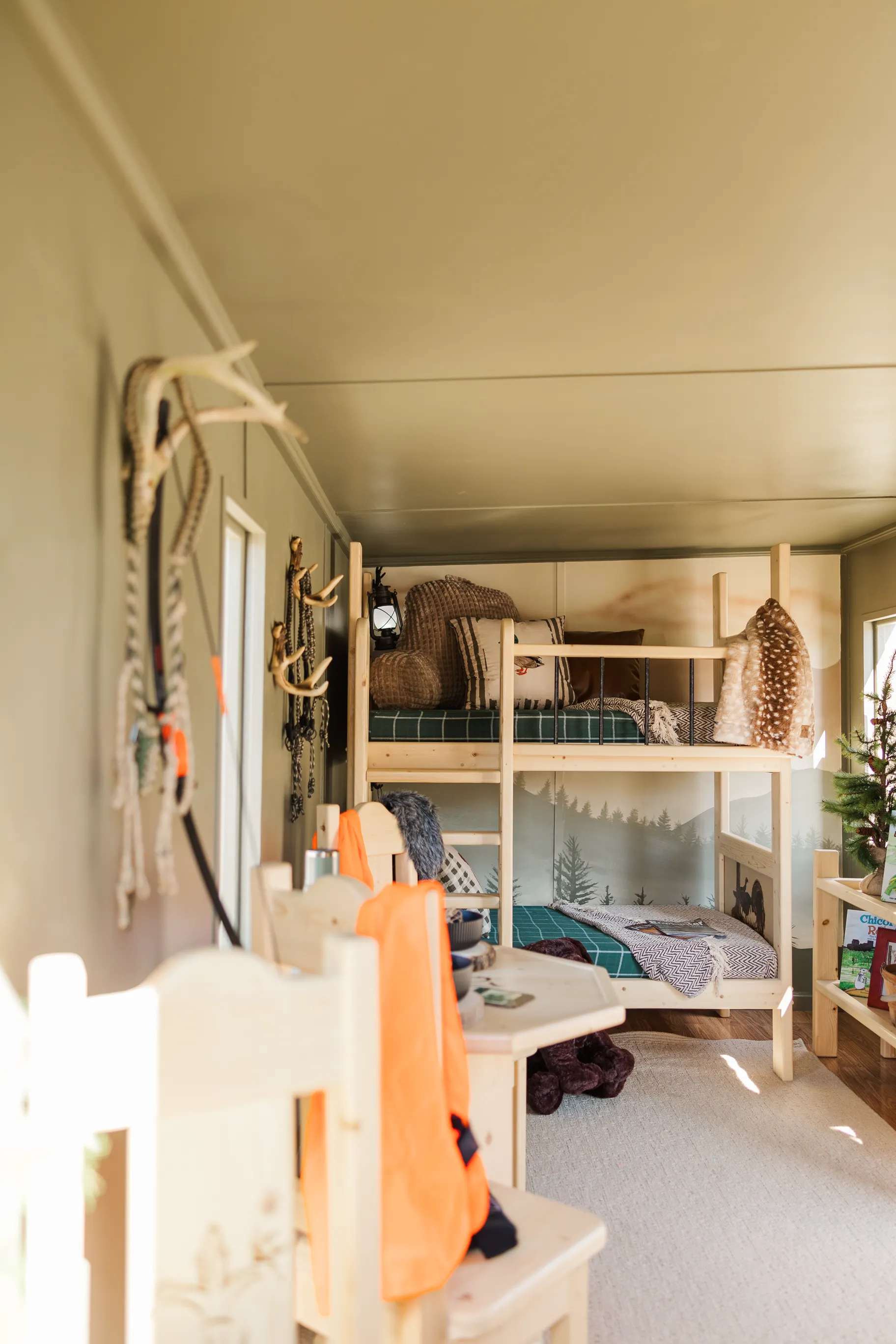 Luxury table setting by Sarah Overall Events with pink embroidered napkins, gold-rimmed plates, floral arrangements, and personalized menus in Shreveport.