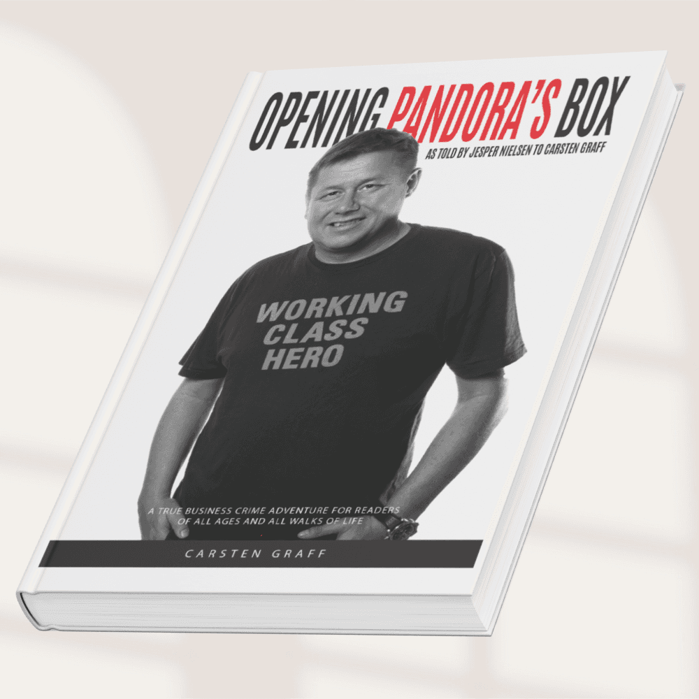 Clario cashflow overview card displaying income and expense trends over the past 7 days with a line chart.