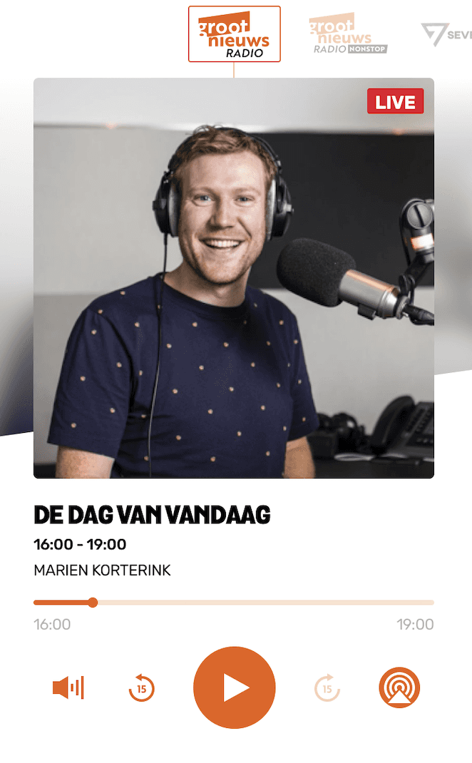 Screenshot van app met radio presentator.