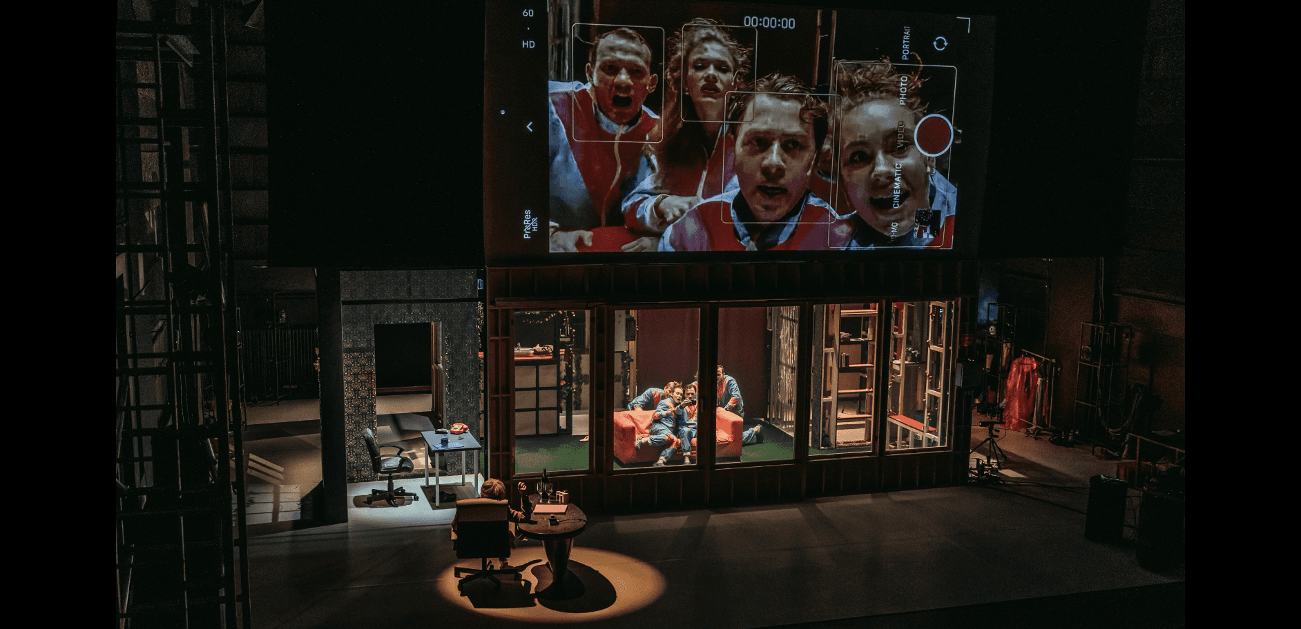 Fukuyama után színpadkép a Trafóban