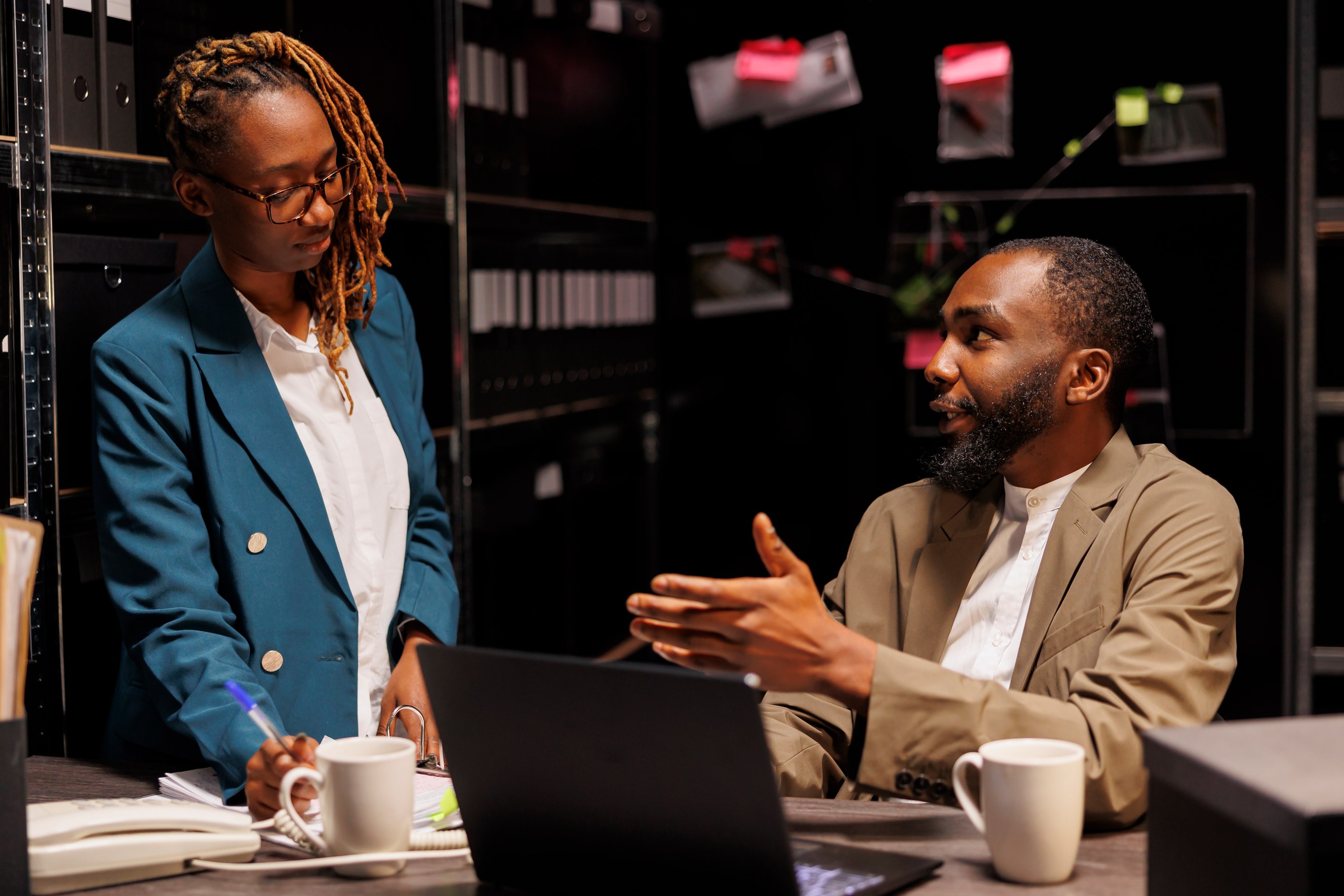 Deux collègues de travail entrain de discuter
