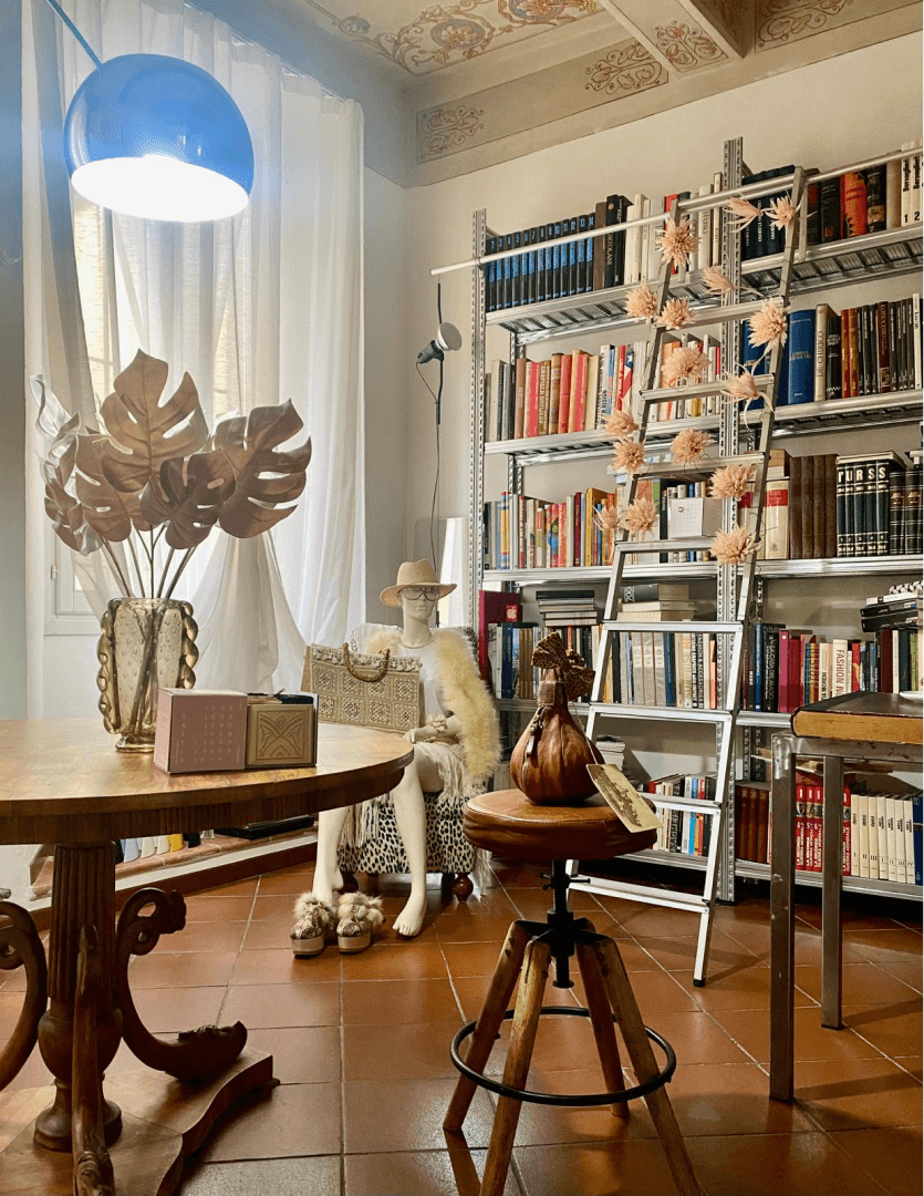 design + communication spazio creativo sala riunioni libreria tavolo manichino scala