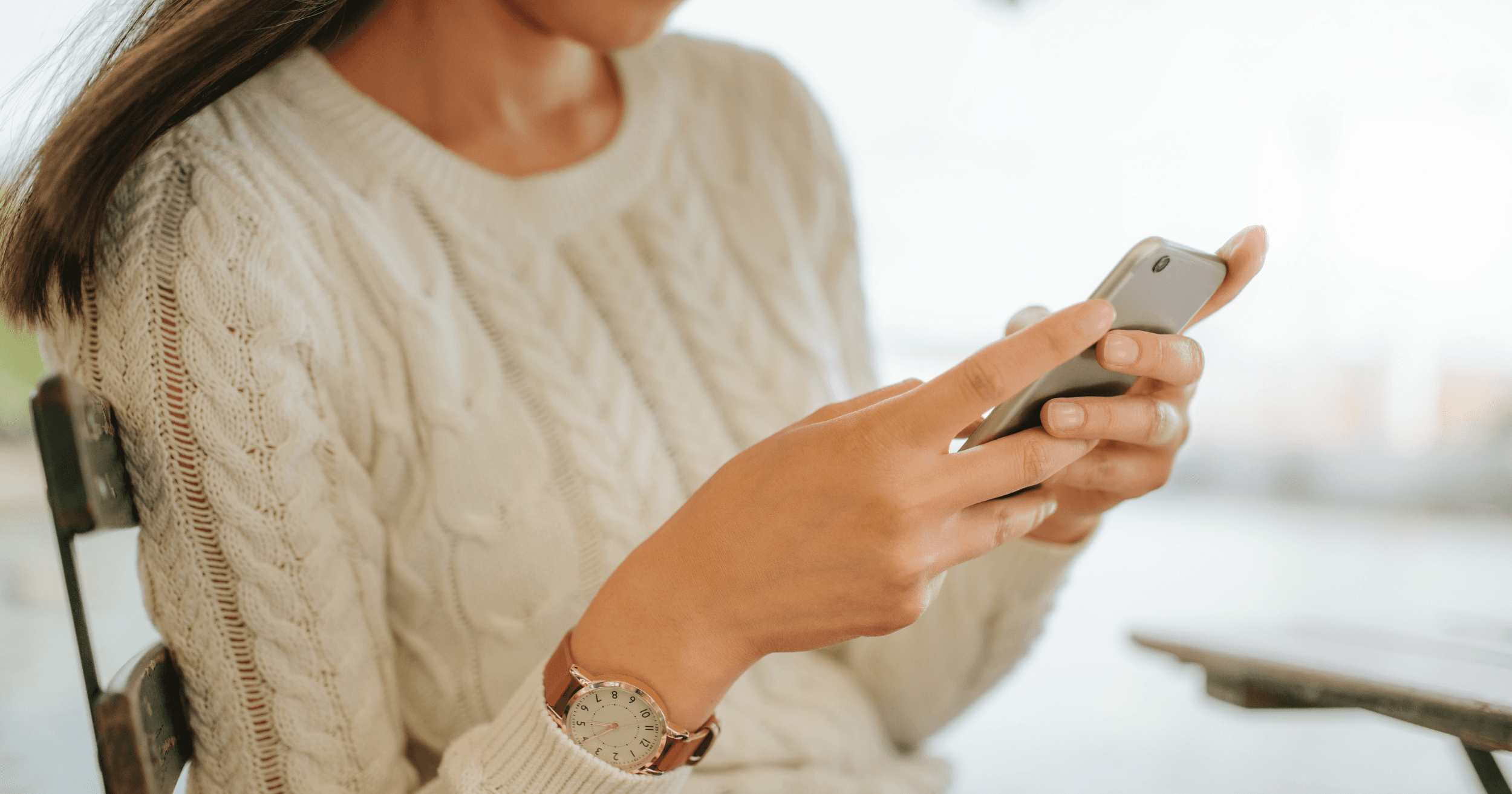 Seorang pemilik perniagaan Malaysia sedang menaip di telefon pintarnya