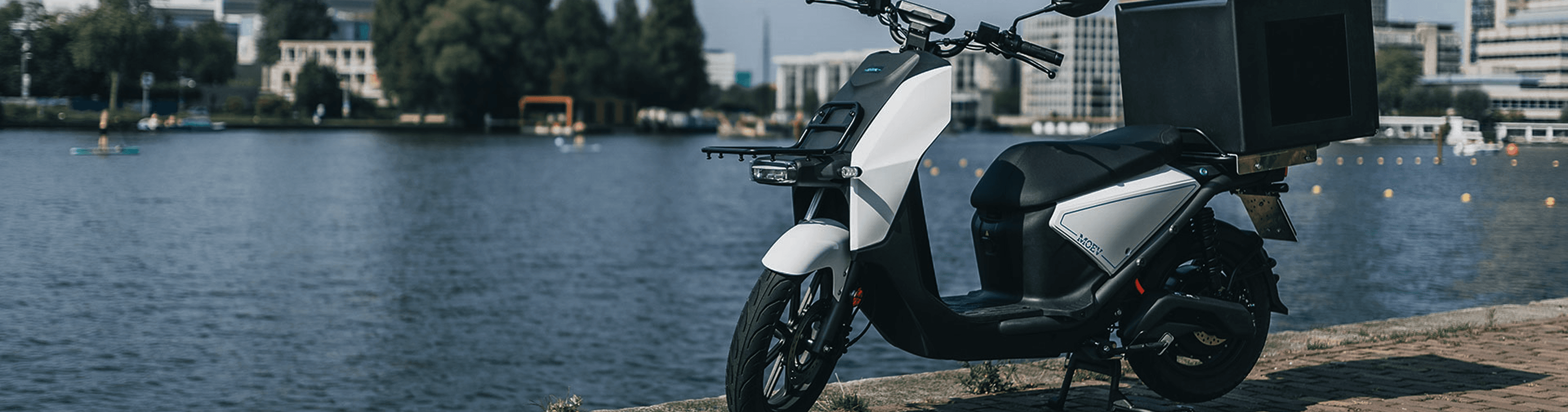 MO-EV Bezorgscooter geparkeerd