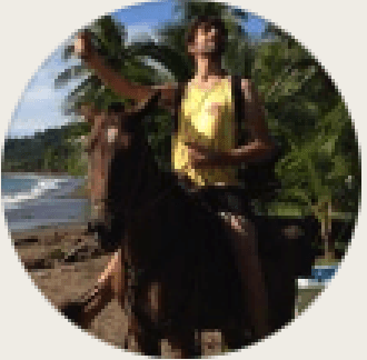 Retrato de Jhon Villalba, emprendedor digital y creador de marca personal, sonriendo con actitud cercana y profesional.