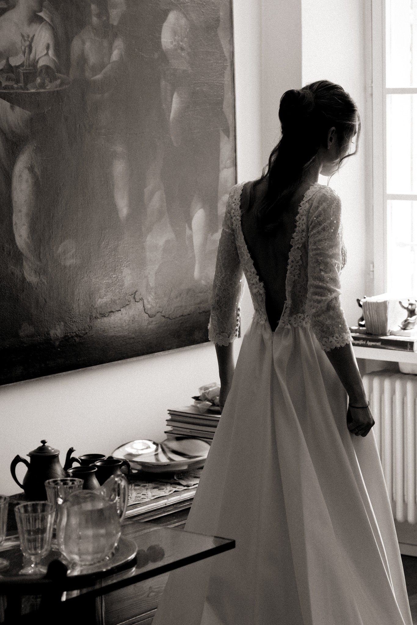 Sposa di spalle in abito bianco, dettaglio schiena con scollatura, preparativi matrimonio a Villa Peroni Riva