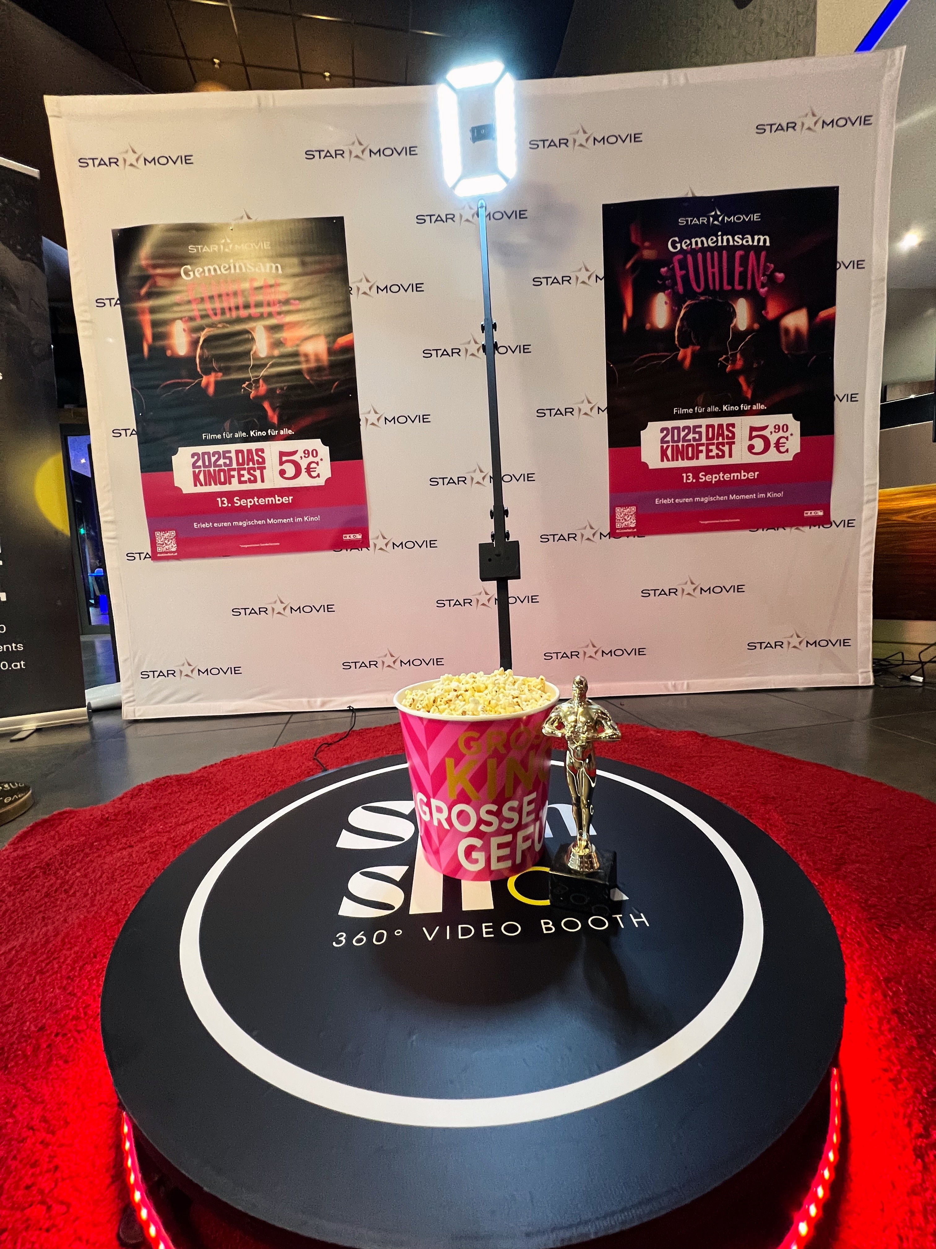 Feiernde Menschen am 360° Video Booth