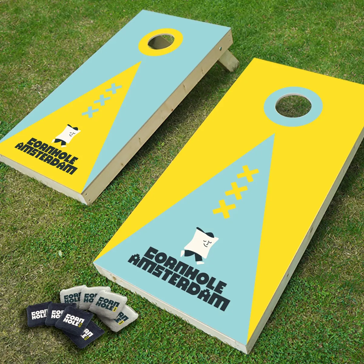 Cornhole Amsterdam rental set with two boards and beanbags on grass