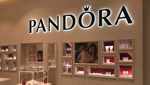 logo pandora sur le mur avec une vitrine en dessous