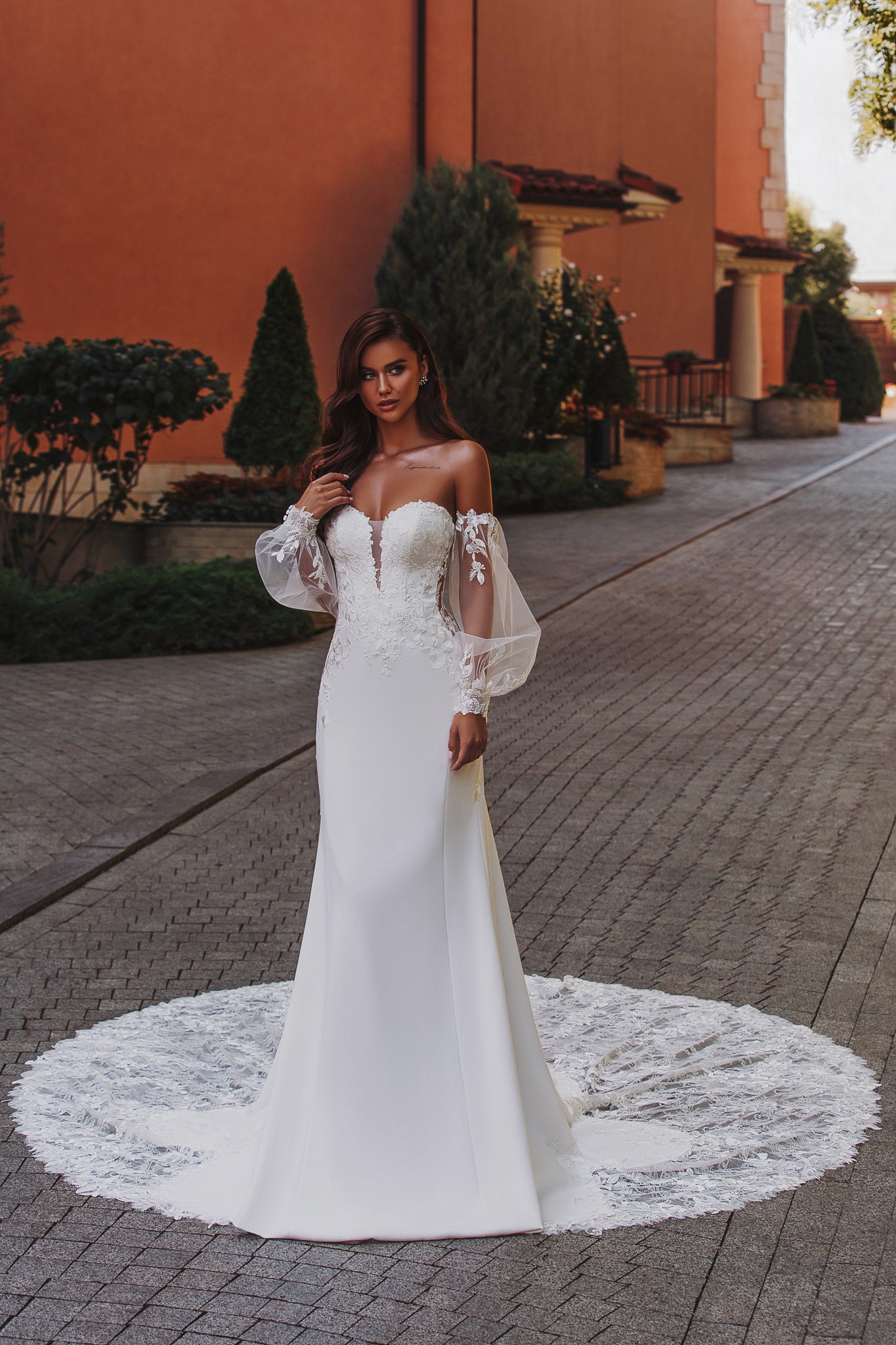 Meerjungfrau Brautkleid mit Spitzenoberteil und Spitzenschleppe