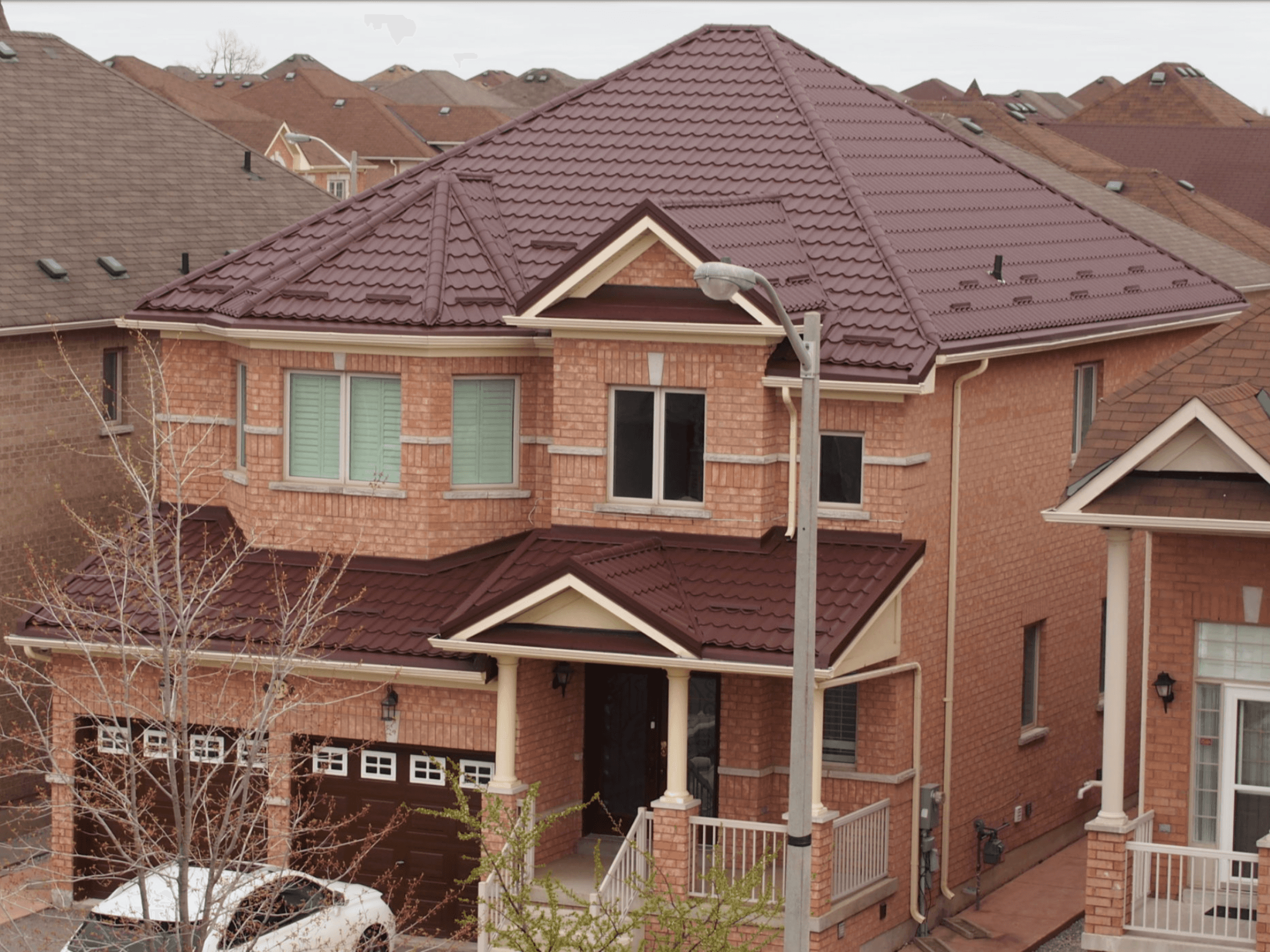 Maison en briques avec tuiles métalliques brun bronze - style classique