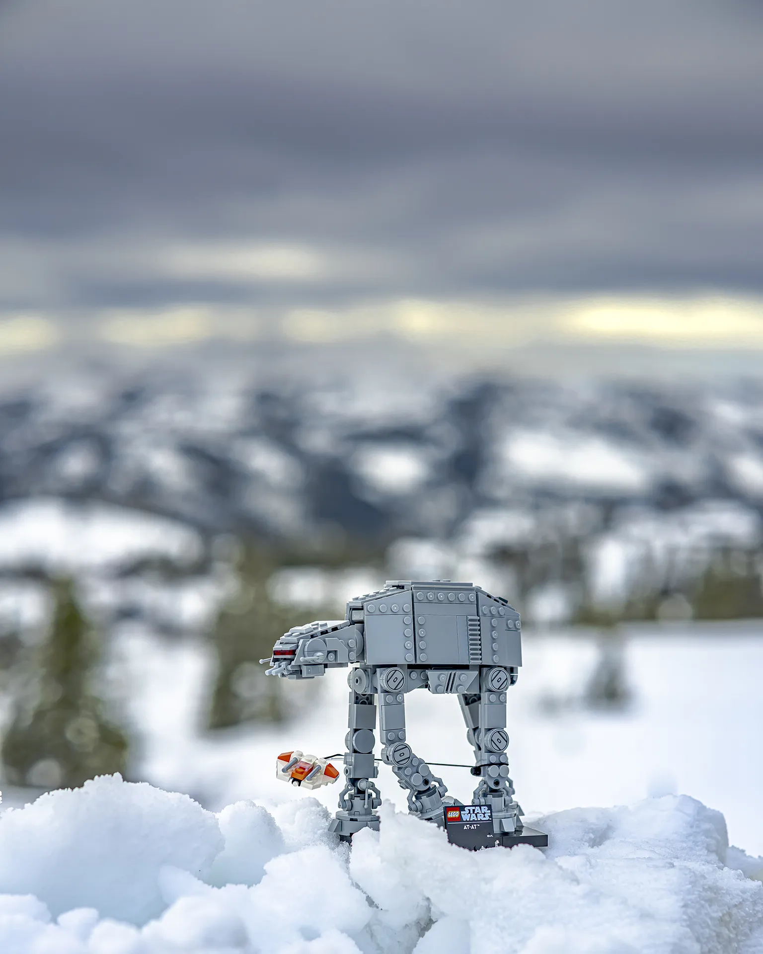 LEGO® modell av AT-AT Walker plassert i et vintermiljø