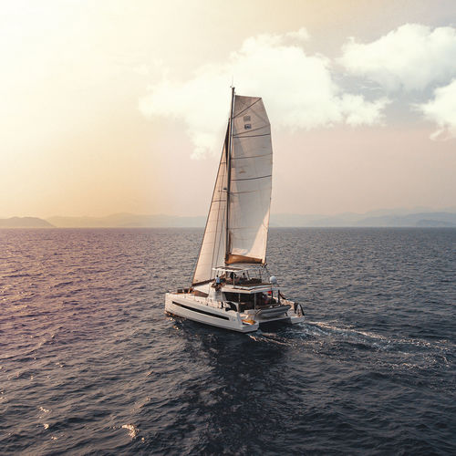 Barco Bali 5.4 navegando