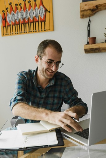 Entreprenör arbetar med digital factoringlösning