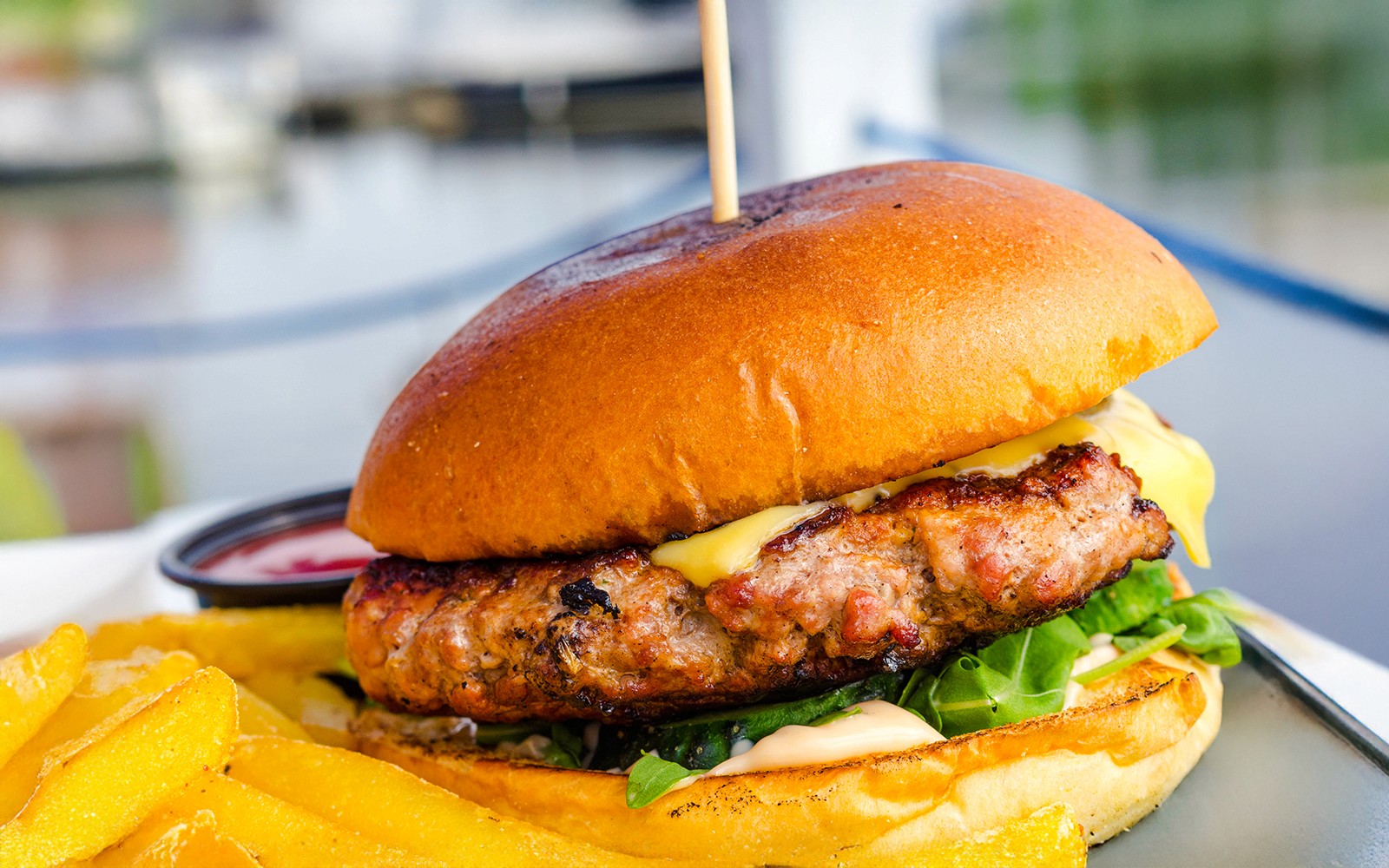 המבורגר וצ'יפס מוגשים בהרפתקת השיט ‘קמירה’ באיירלי ביץ'.