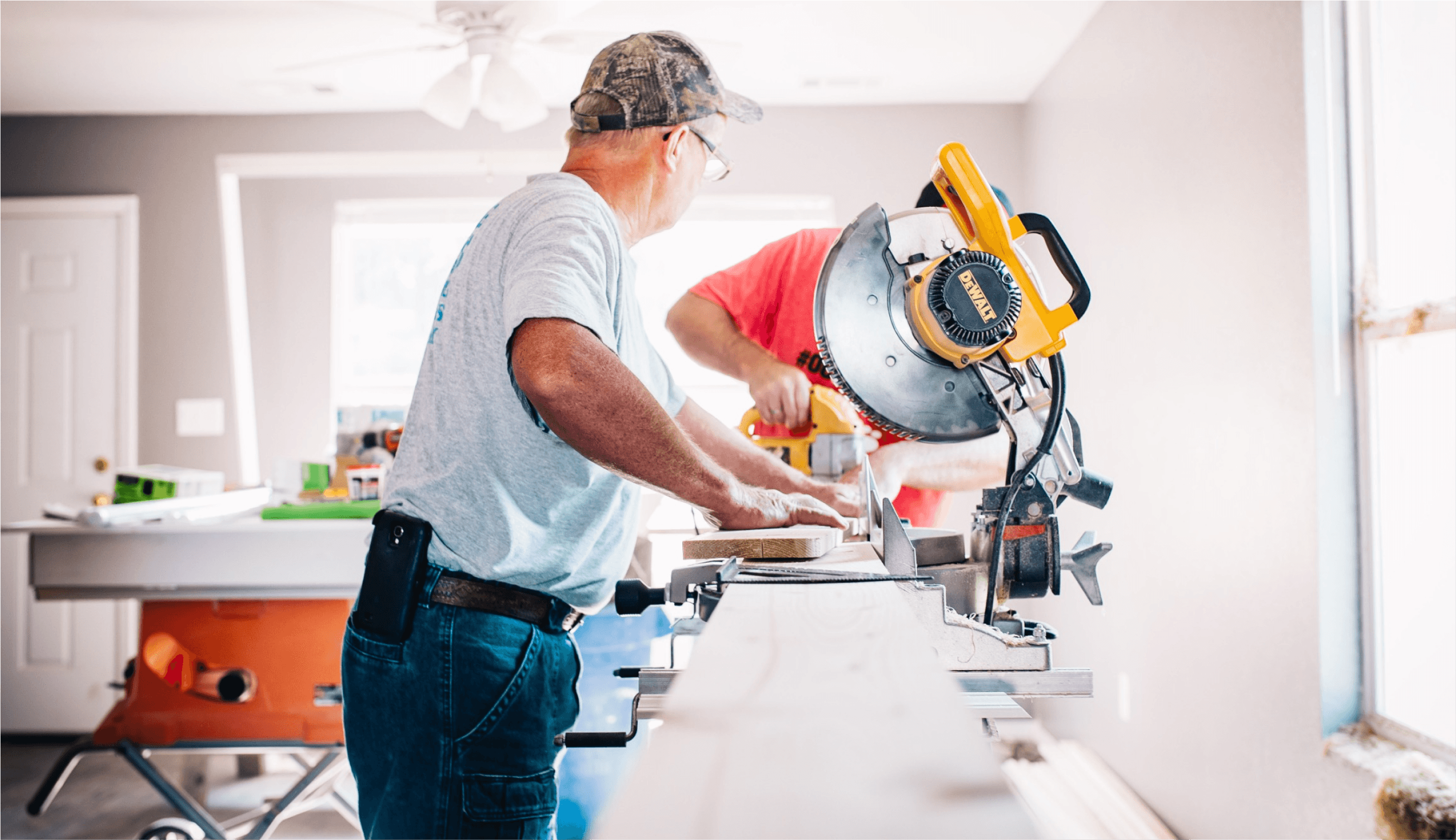 Foto zweier Handwerker bei der Arbeit