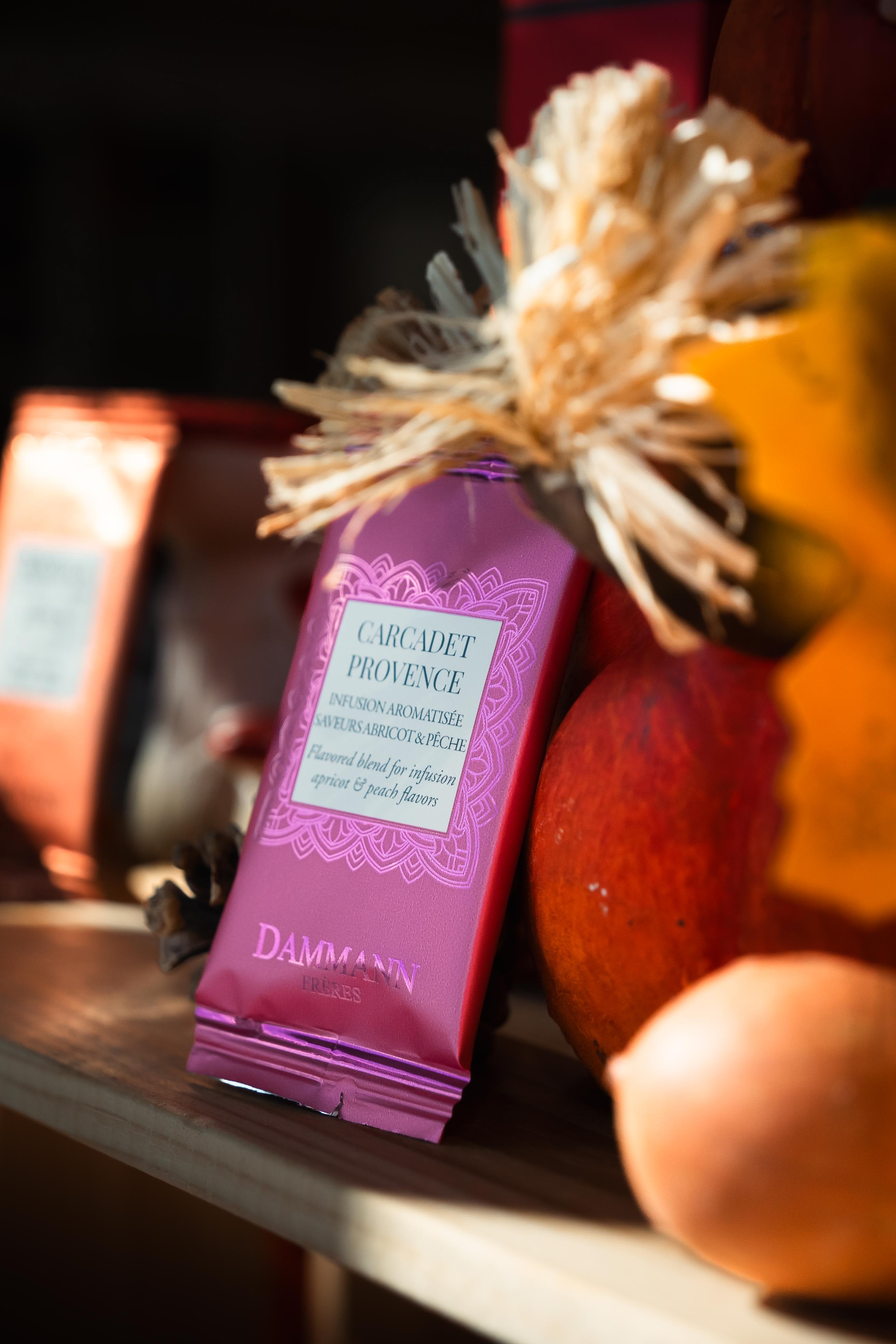 Sachet de thé Dammann Carcadet Provence dans une compositon automnale 