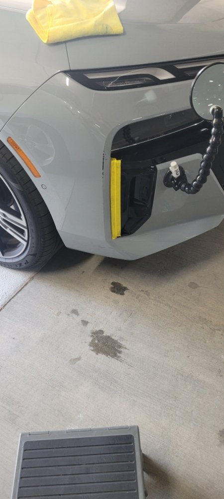 BMW i7 front bumper scratch repair