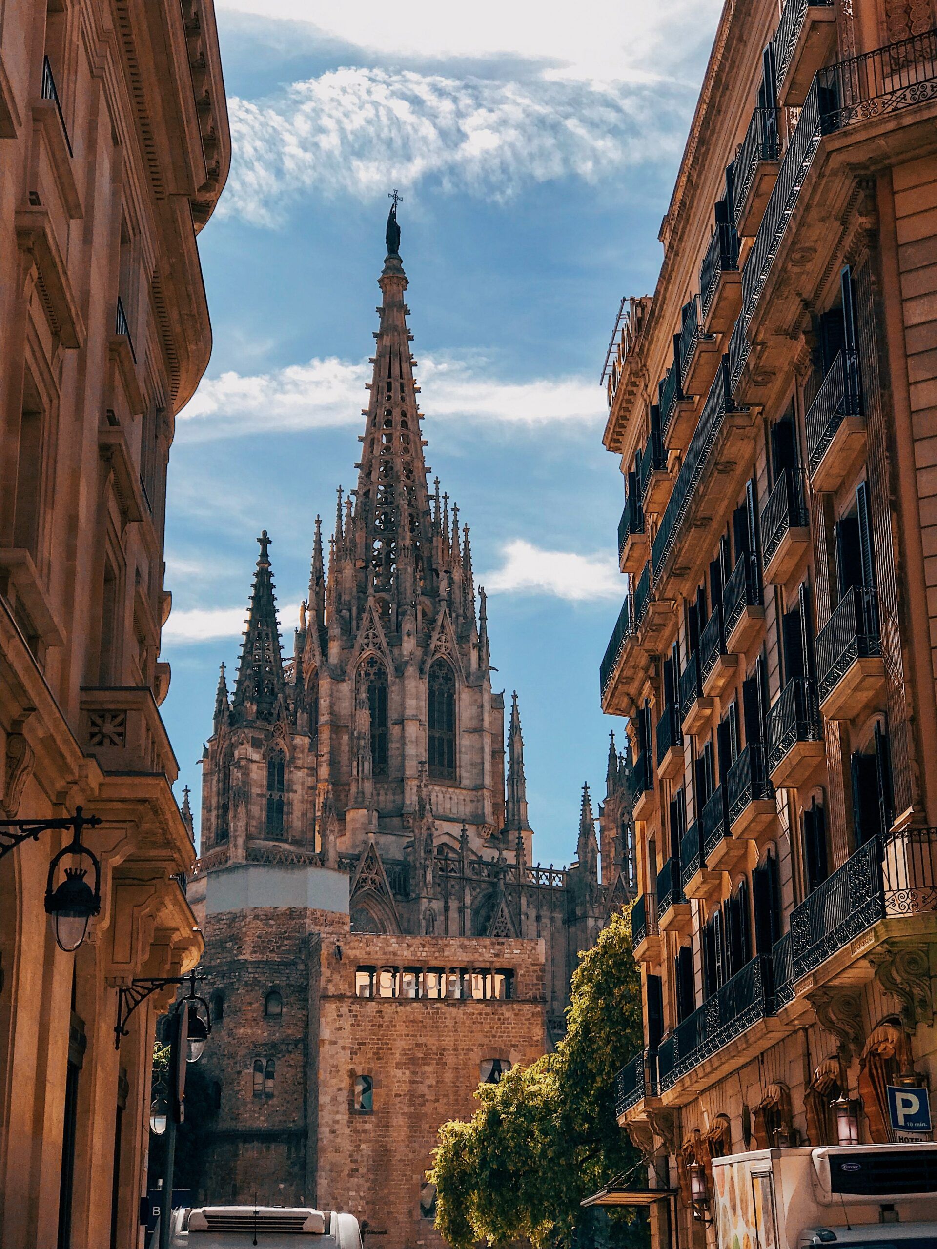 Smalle, kronkelende straatjes en middeleeuwse architectuur in de Gotische wijk van Barcelona. En de Cathedral de Barcelona.