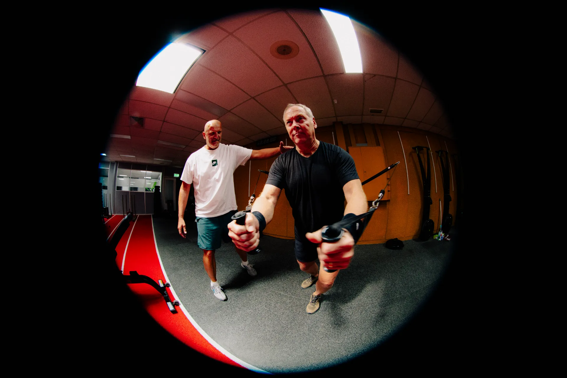 Twee sporters trainen samen in de zaal aan de Ceintuurbaan