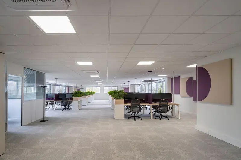 Salle de réunion lumineuse bureaux modernes — photographe immobilier d’entreprise Lille | Anteale Yann Manac’h 2025