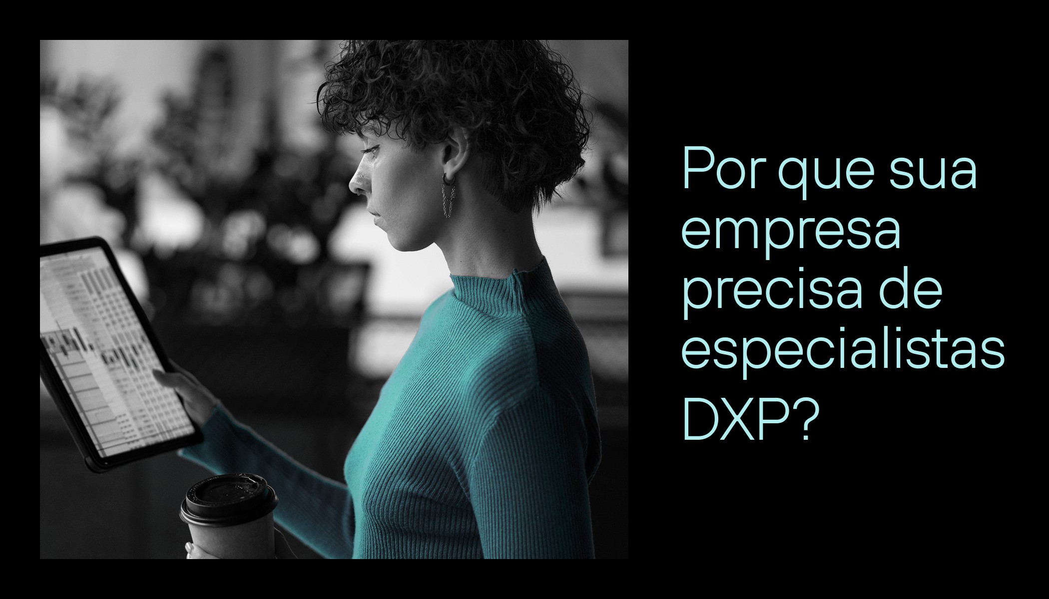 mulher com tablet na mão em frente ao rosto. texto na imagem: por que sua empresa precisa de especialistas DXP?