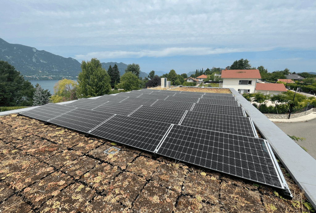 Photo d'une maison à Tresserve équipée de panneaux photovoltaïques dont l'installation a été faite par Solarock.