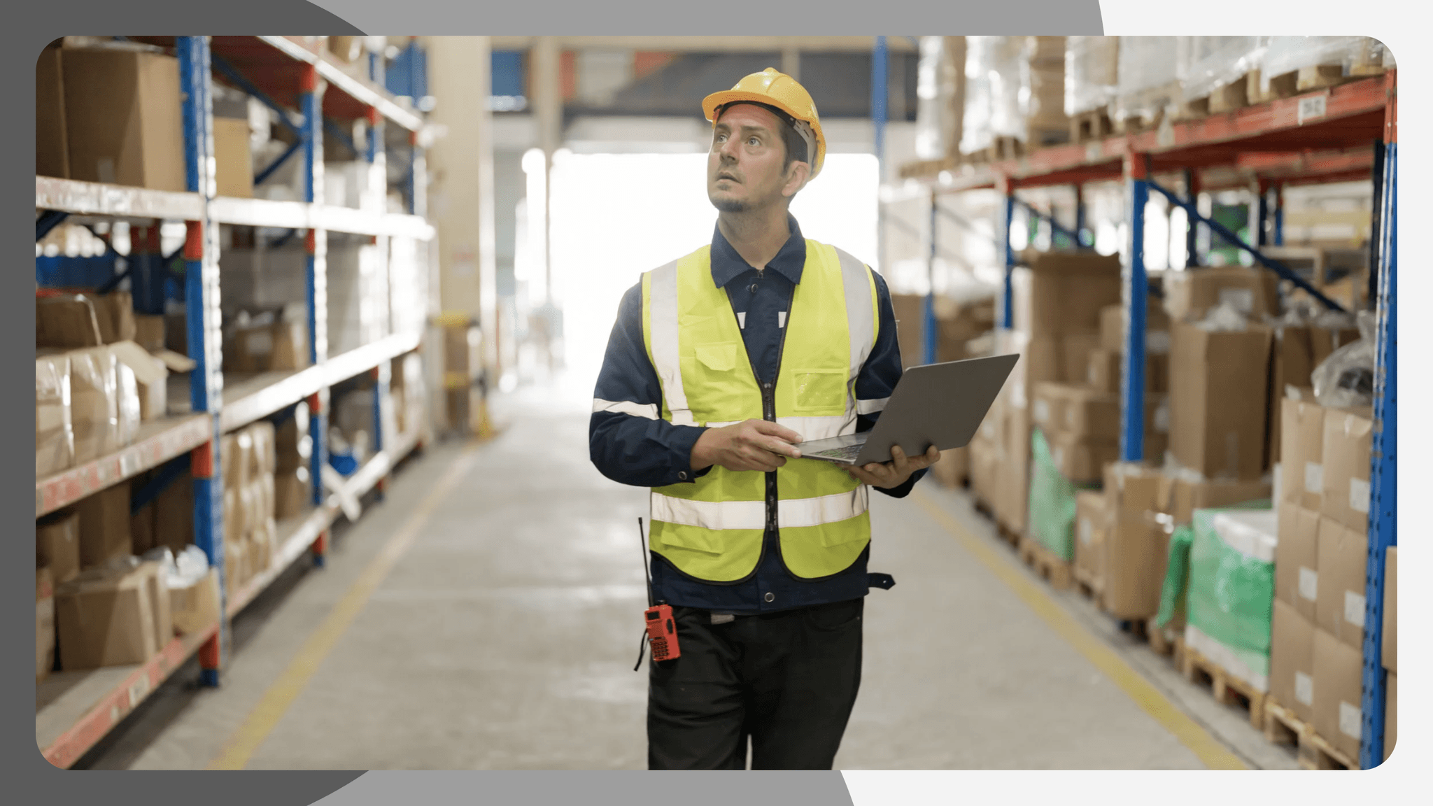 Männlicher Industriearbeiter in einer Lagerhalle.