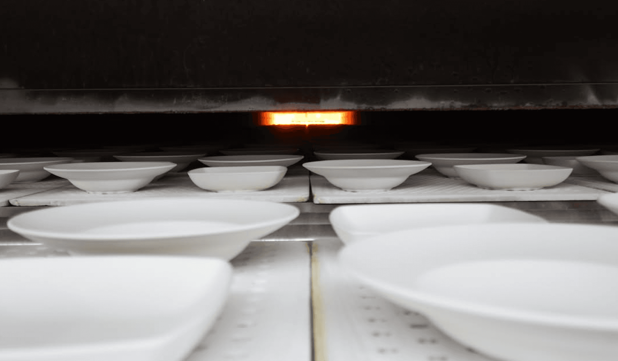 Assiettes en cuisson dans le four