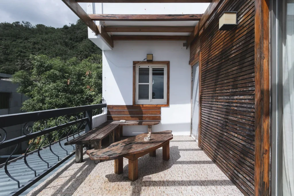 熱帶低氣壓 Low Pressure 的民宿陽台