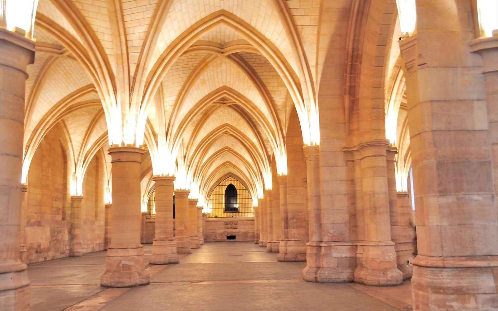 Le volte ad arco della Sala delle Guardie alla Conciergerie, Parigi.