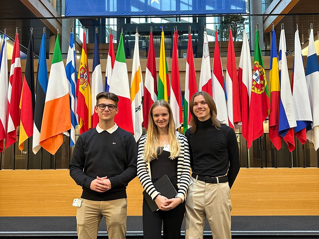 Teilnehmer:innen der Debattenschmiede besuchen das EU-Parlament – europäische Jugenddebatte.
