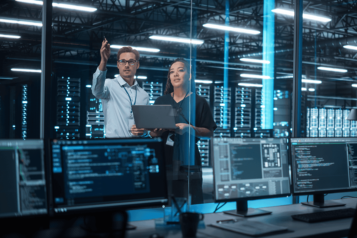Técnico trabalhando em servidores em um rack de data center.