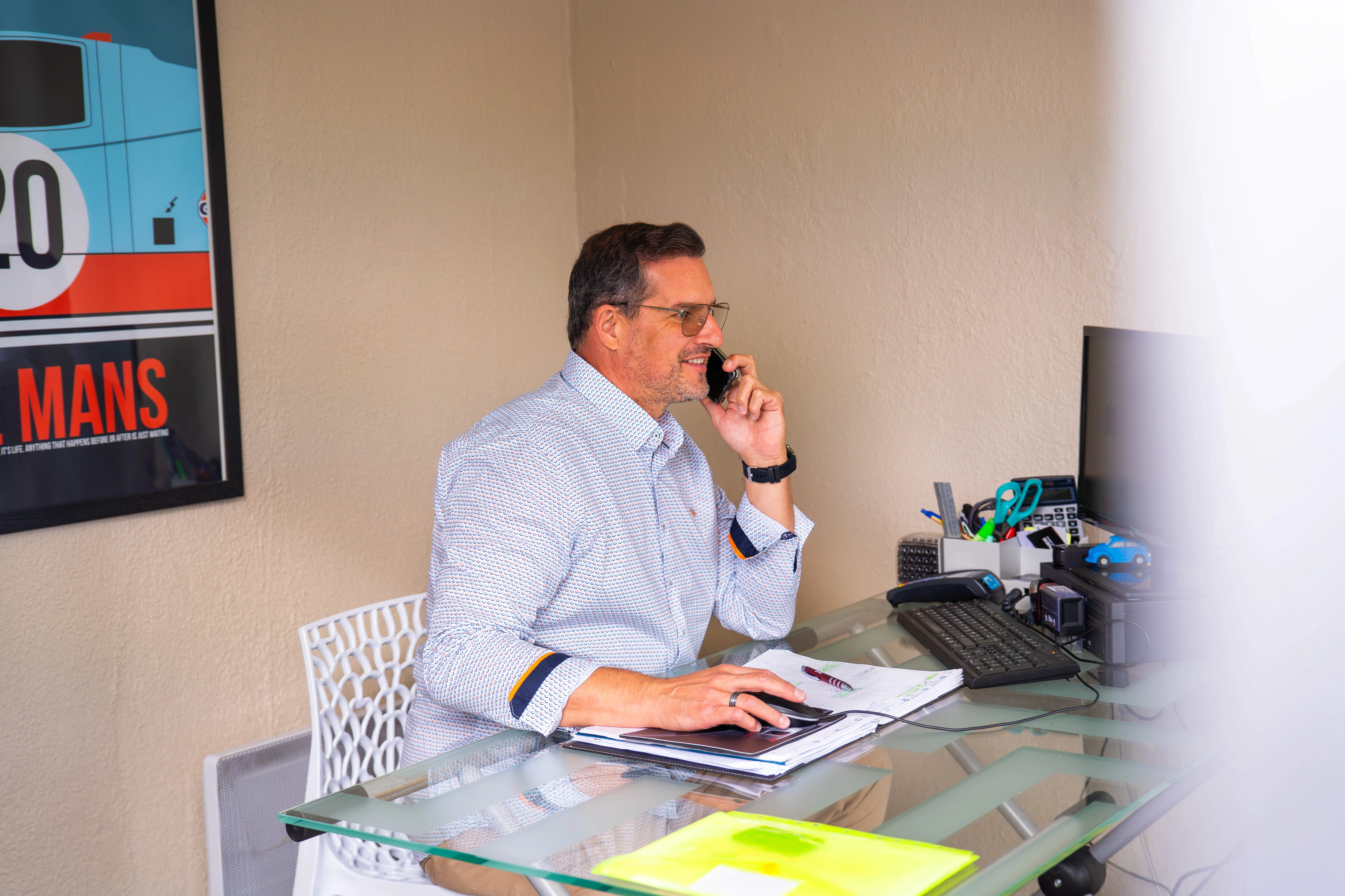 Conseiller automobile Automobiles Andreu en rendez-vous client au bureau, accompagnement personnalisé pour l’achat de véhicule d’occasion sur Mérignac