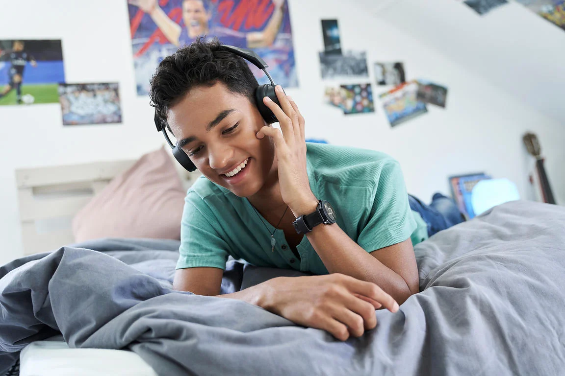 Contenu visuel publicitaire : adolescent avec casque audio dans un intérieur moderne