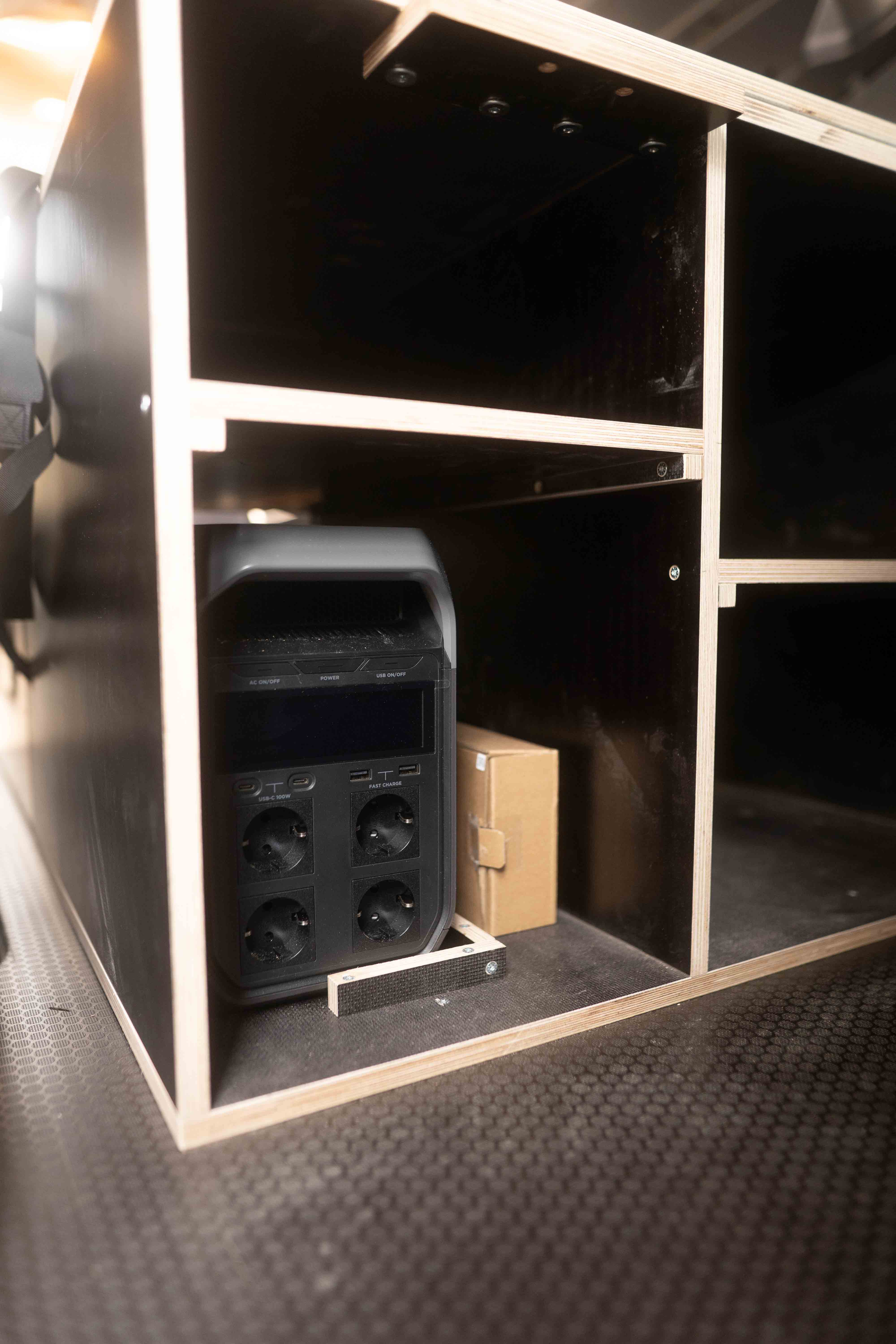 Detailaufnahme der Wellenstruktur der Akustiklampe aus Holz, zeigt Material und handgefertigte Verarbeitung