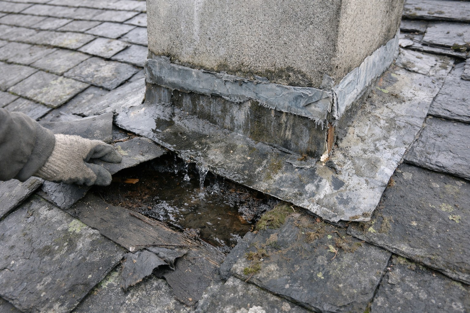 Fuite autour du pied de cheminée : causes, diagnostic et réparation durable