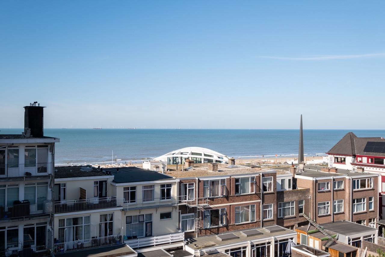 Uitzicht op zee en boulevard vanaf een hotel in Scheveningen