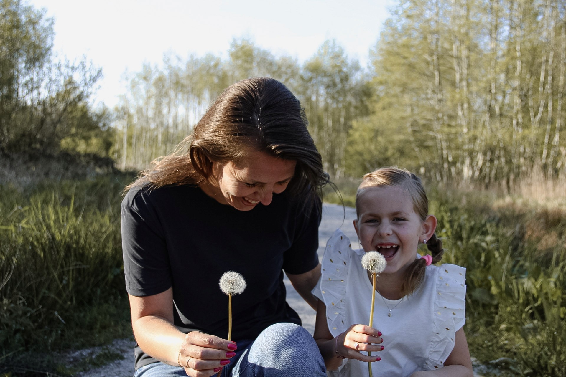 Hartverwarmende foto van een moeder en dochter die samen een bloem vasthouden, met de nadruk op hun gezamenlijke moment en de delicate details van de bloem